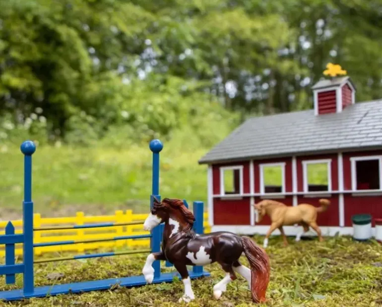 Breyer Red Stable Playset